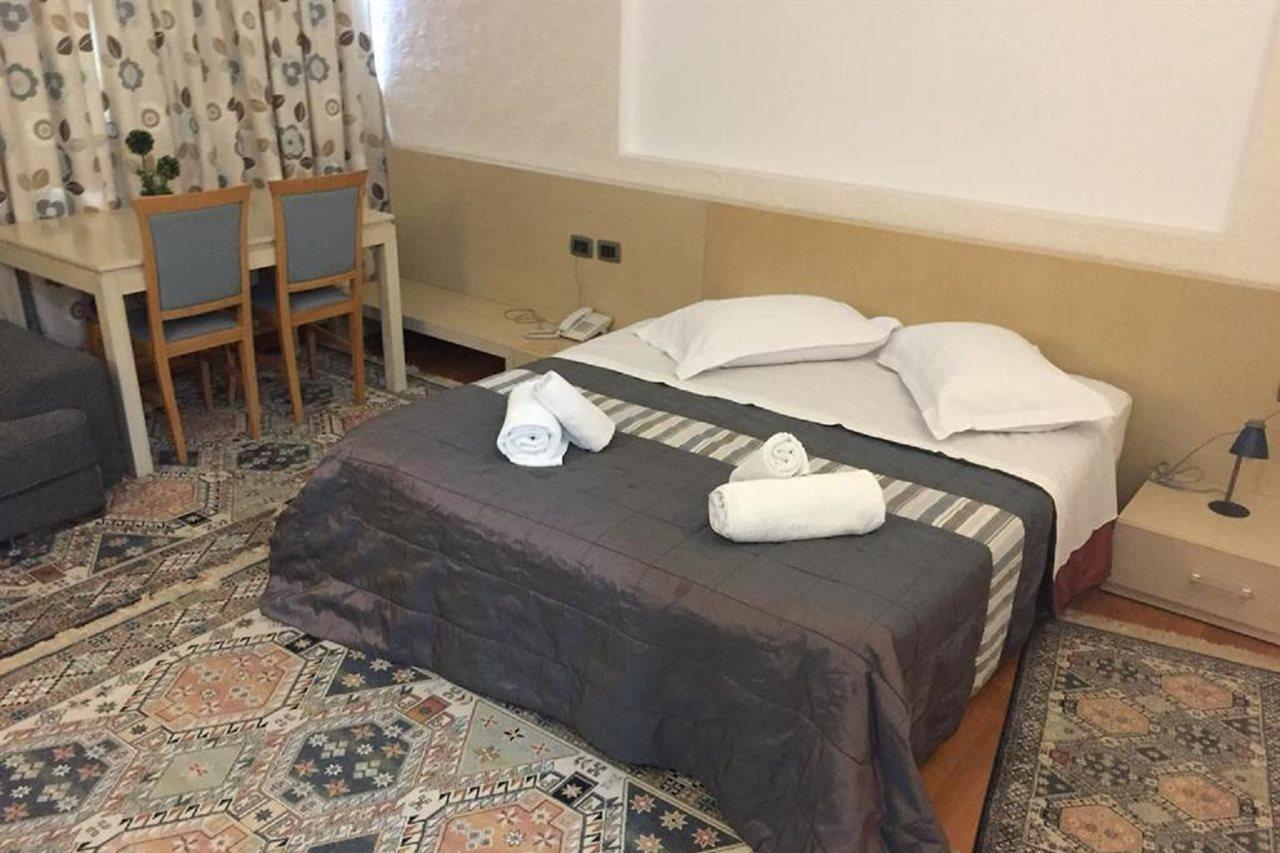 Hotel Bermon Tirana Kültér fotó