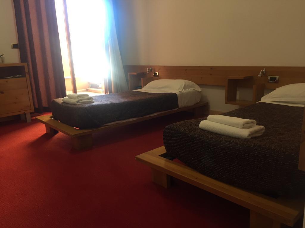 Hotel Bermon Tirana Kültér fotó