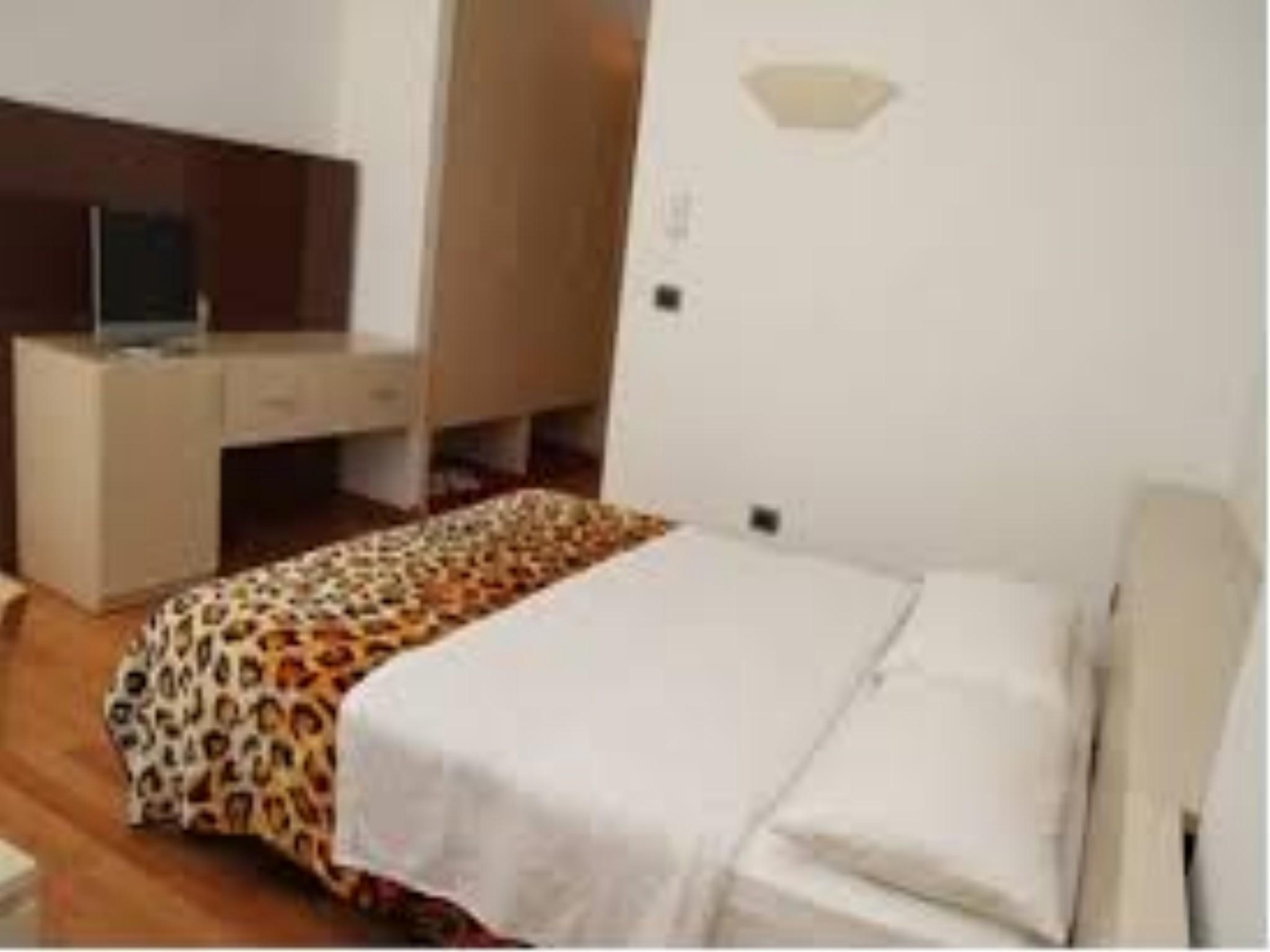 Hotel Bermon Tirana Kültér fotó