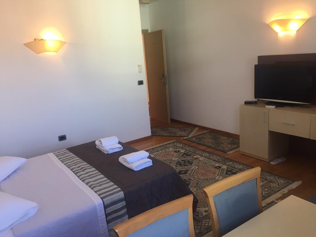 Hotel Bermon Tirana Kültér fotó