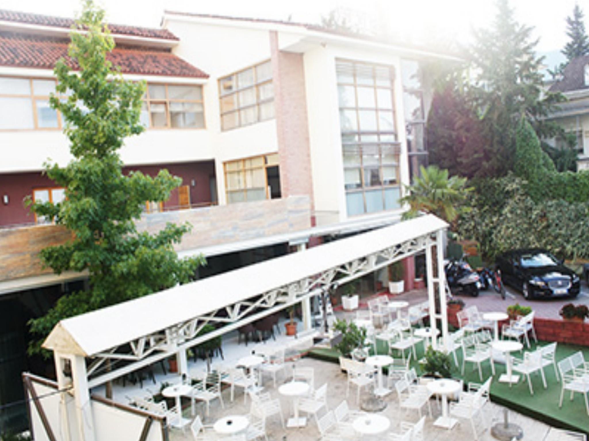 Hotel Bermon Tirana Kültér fotó