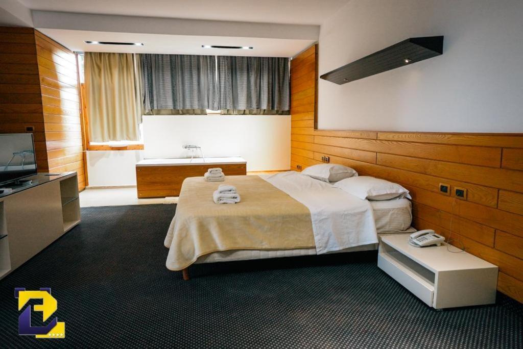 Hotel Bermon Tirana Kültér fotó