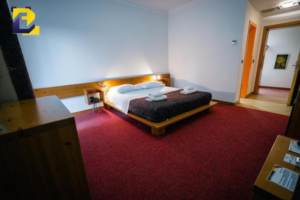 Hotel Bermon Tirana Kültér fotó