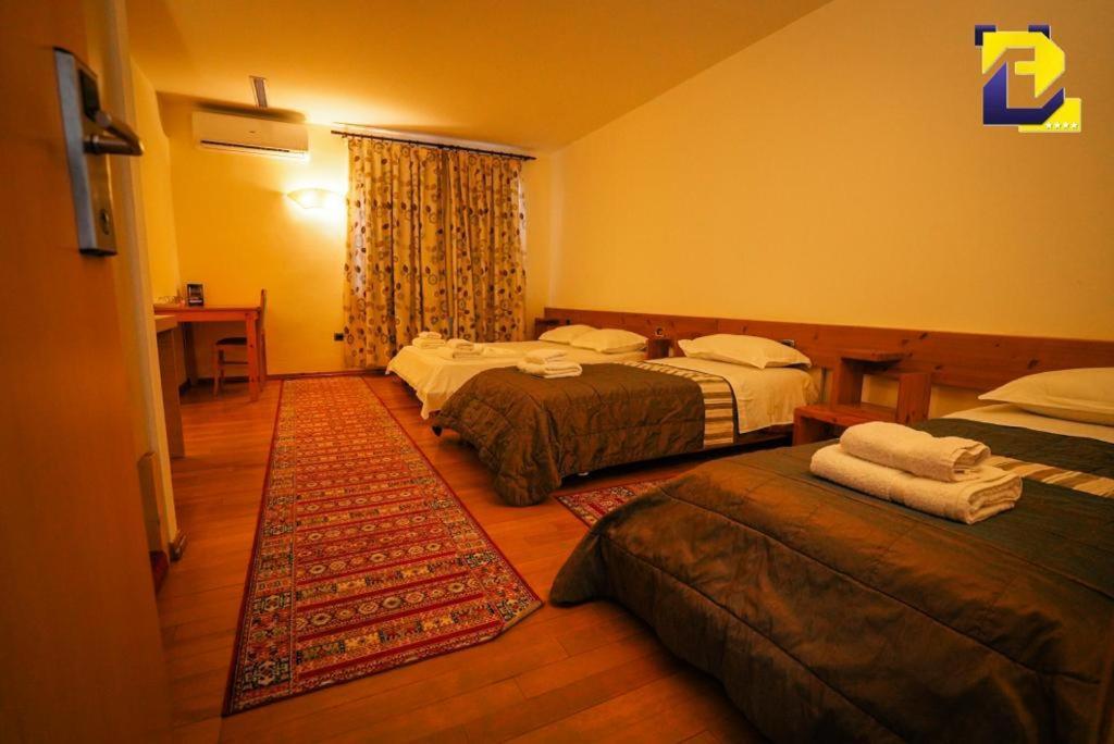 Hotel Bermon Tirana Kültér fotó