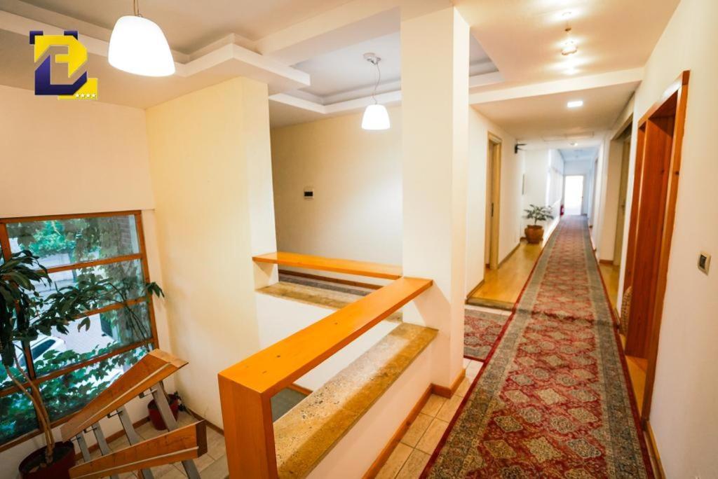 Hotel Bermon Tirana Kültér fotó