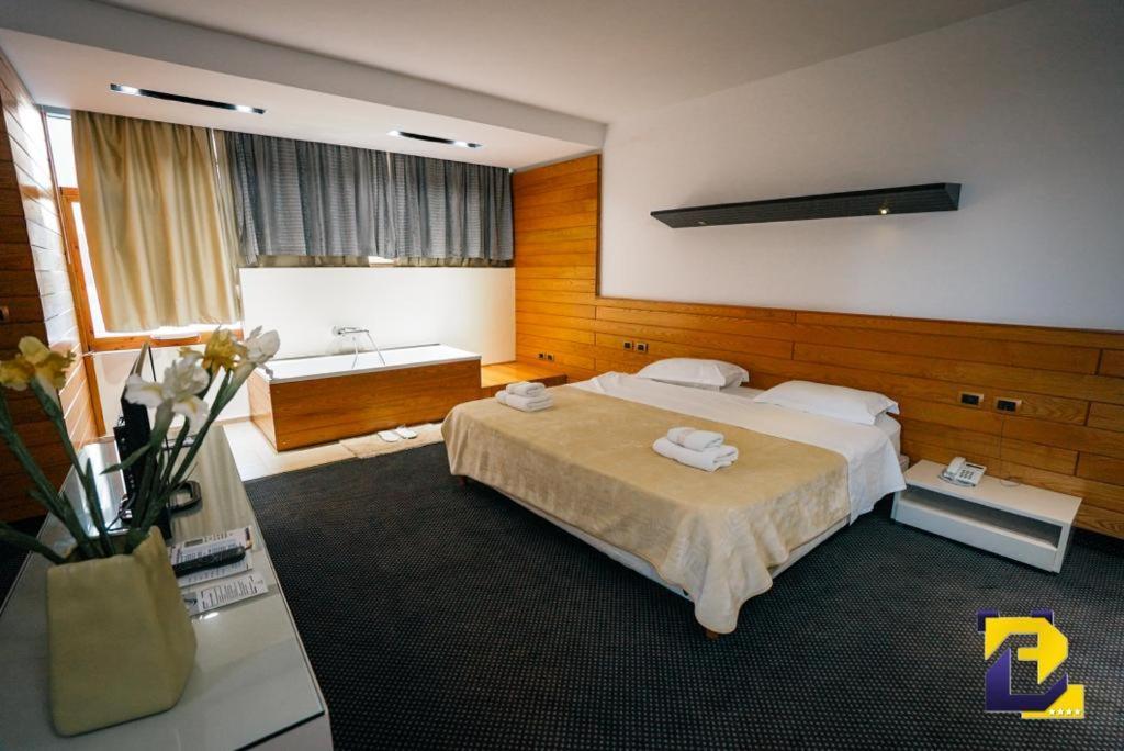 Hotel Bermon Tirana Kültér fotó