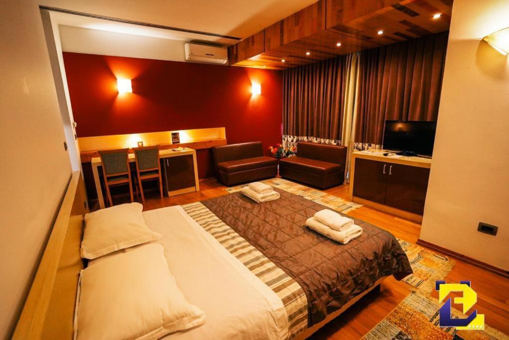 Hotel Bermon Tirana Kültér fotó