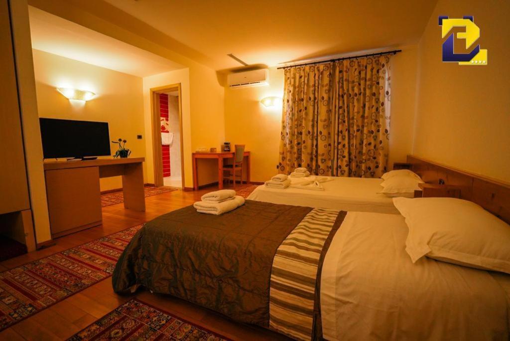 Hotel Bermon Tirana Kültér fotó