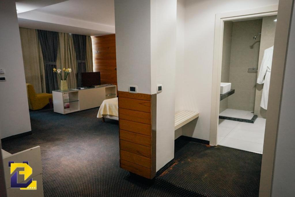 Hotel Bermon Tirana Kültér fotó