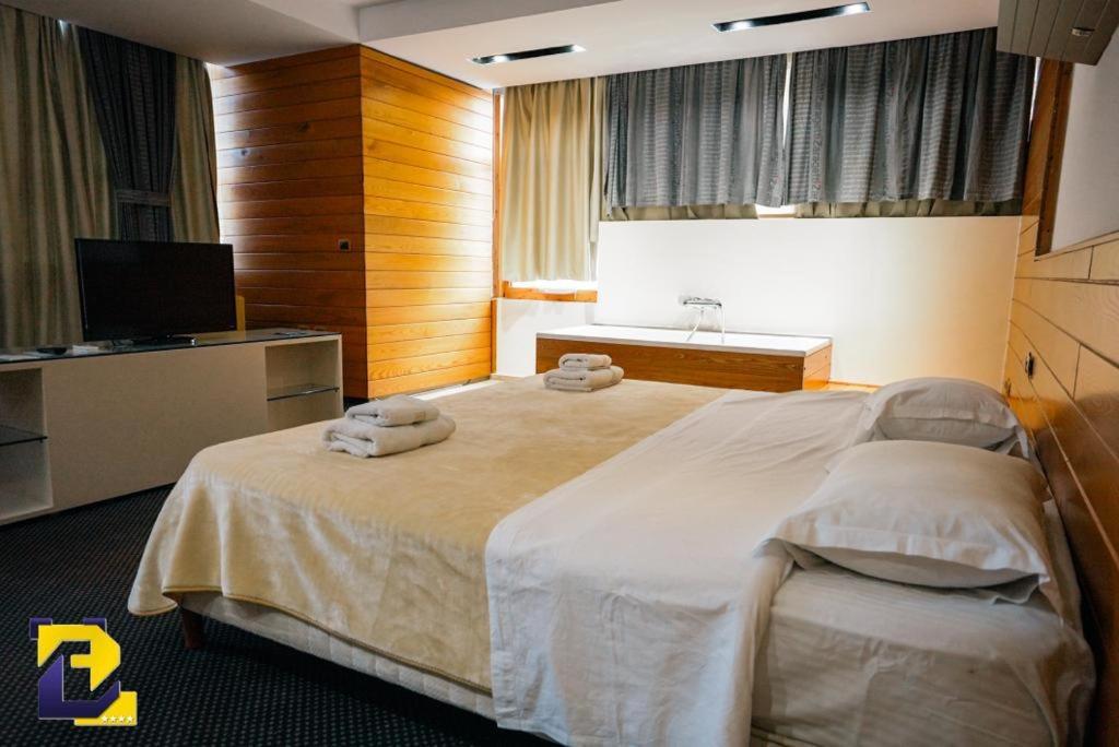 Hotel Bermon Tirana Kültér fotó