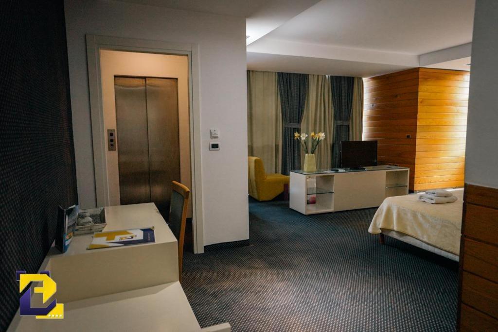 Hotel Bermon Tirana Kültér fotó