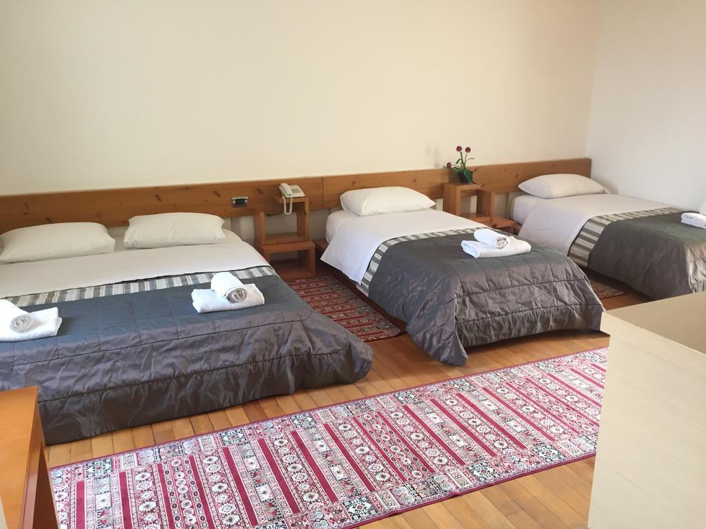 Hotel Bermon Tirana Kültér fotó