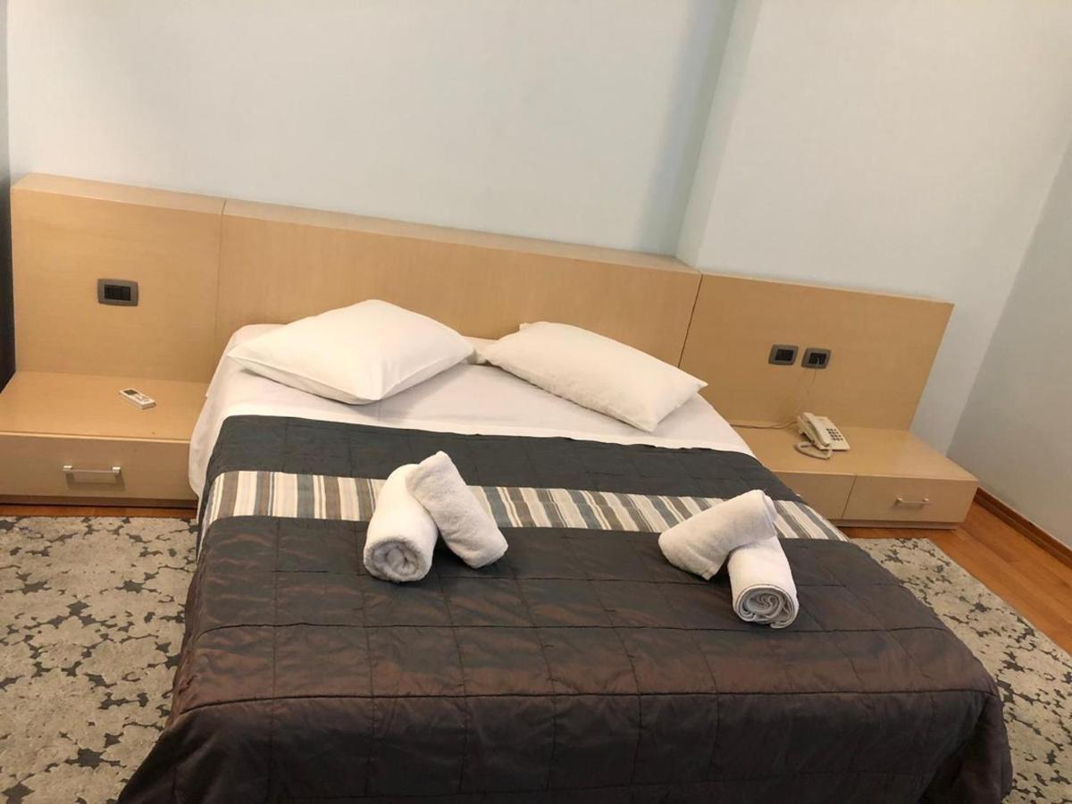 Hotel Bermon Tirana Kültér fotó