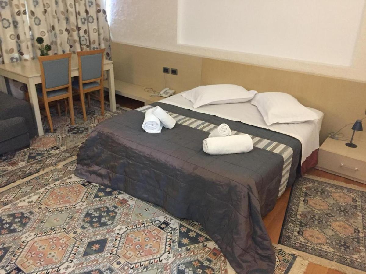 Hotel Bermon Tirana Kültér fotó