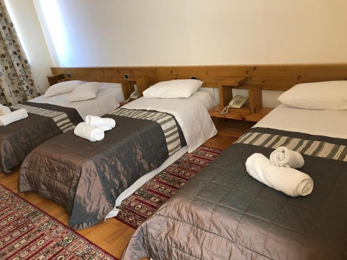 Hotel Bermon Tirana Kültér fotó