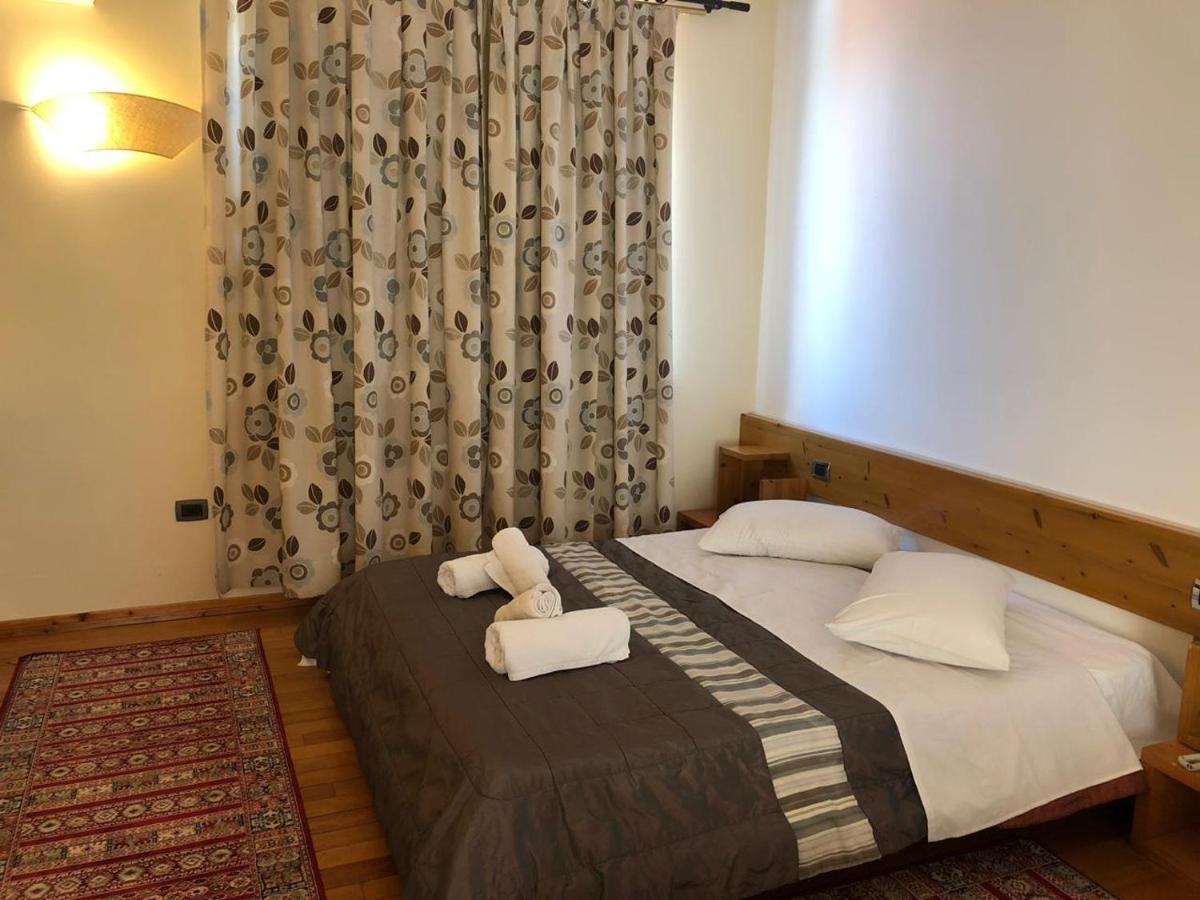 Hotel Bermon Tirana Kültér fotó