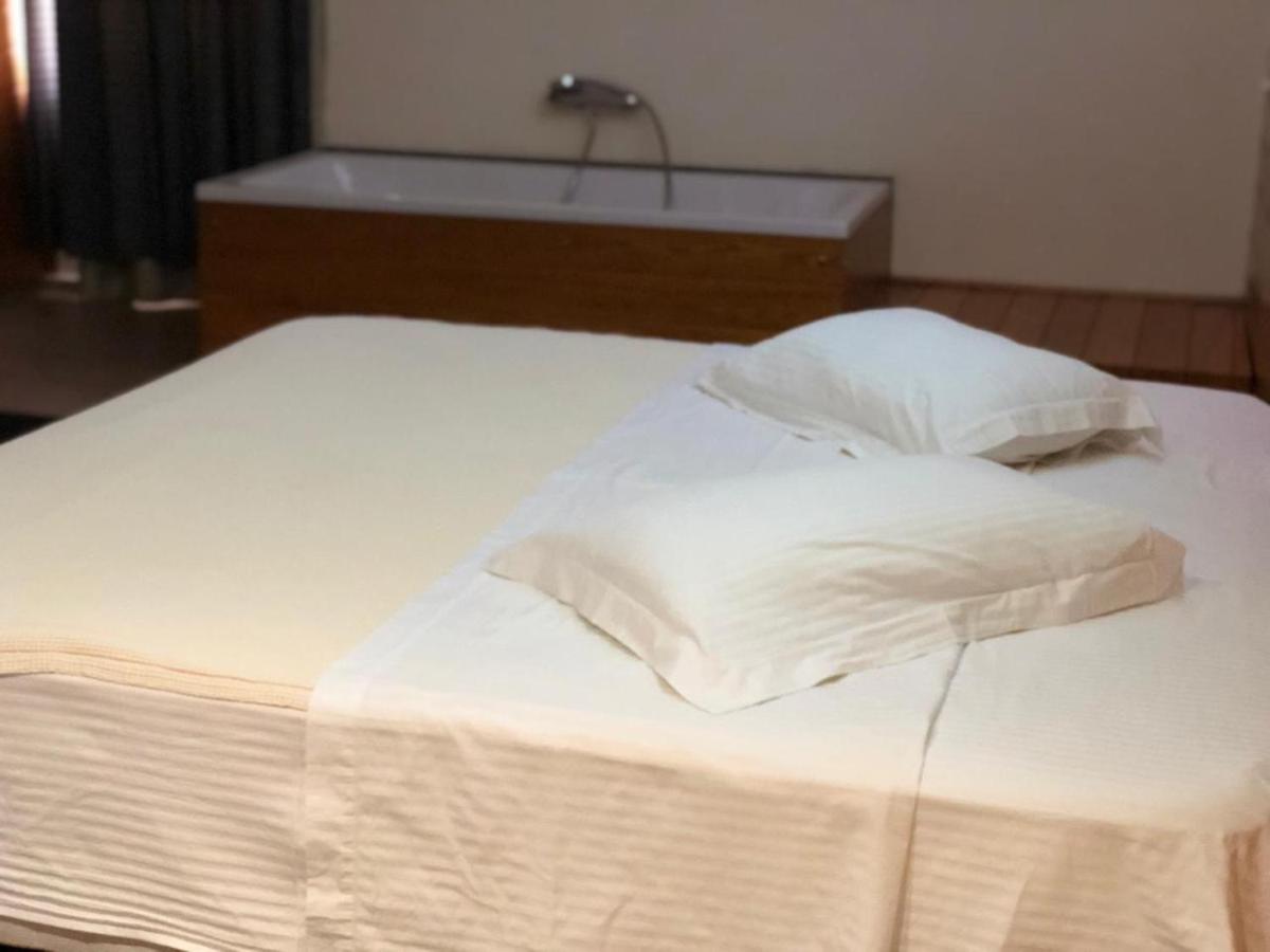 Hotel Bermon Tirana Kültér fotó